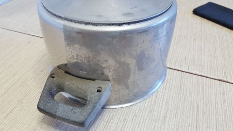  Niemals Etiketten in den Geschirrspüler geben, auch wenn es oft klappen könnte. Ich hoffe, die Fotos schrecken genügend ab.