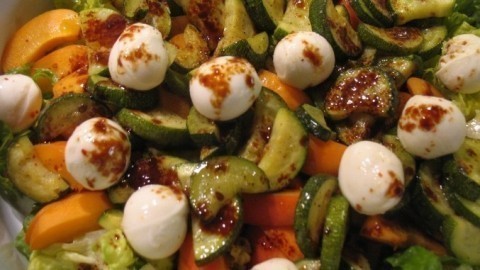 Frisch-fruchtiger Salatteller mit Mozzarellakugeln