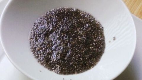Zwei Chia-Fleischfrikadellen liegen auf einem Teller neben einer Schüssel mit Chiasamen, die gesund aussehen.