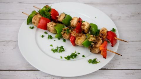 Champignon-Paprika-Spieße mit Bergkäse: Dazu passt eine würzige Tomatensoße, und wer es nicht vegetarisch möchte, Grillfleisch.