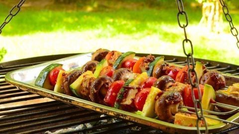 Vegetarischen Champignon-Paprika-Spieße mit Bergkäse: Dazu passt eine würzige Tomatensoße, und wer es nicht vegetarisch möchte, Grillfleisch.