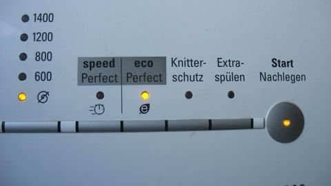 Ein Bedienfeld einer Waschmaschine zeigt verschiedene Optionen, darunter Energy- und Eco-Mode-Einstellungen für effizientes Waschen.