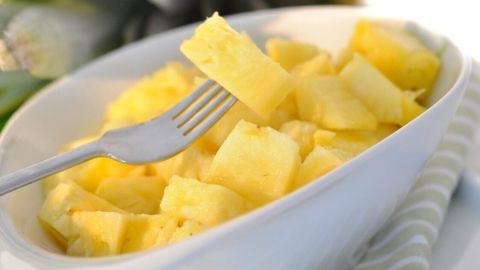 Saure Ananas mit Salz süßen