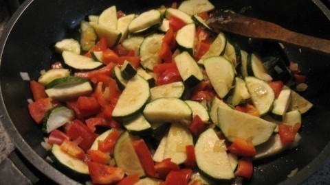 Zucchini-Paprika-Käse-Salat