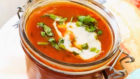 Tomatenfischsuppe: So verwandelst du Essensreste in eine aromatische Suppe mit frischen Kräutern und cremigem Topping.