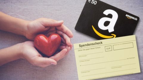 Hände halten ein rotes Herz und einen Amazon-Gutschein, um eine großzügige Spende für die Weihnachtsaktion zu symbolisieren.