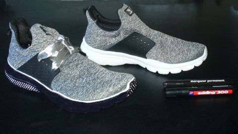 Schwarze Sneakers stehen neben weißen Sneakers auf einem Tisch, um mögliche Anpassungen der auffälligen Schuhsohle zu zeigen.