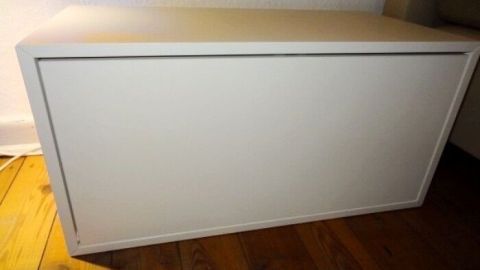 Eine weiße Nachttisch-Drucktür wird vor einem Sturz auf den Boden geschützt, um Schäden zu vermeiden, im Schlafzimmer.
