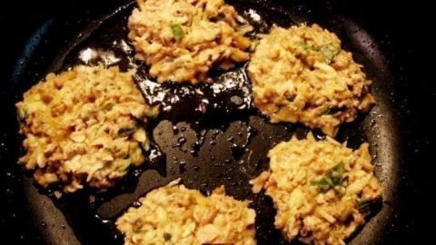 Knusprige Quitten-Kartoffel-Rösti-Taler braten goldbraun in einer Pfanne, umgeben von heißem Öl und köstlichem Aroma.
