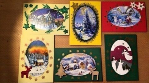 Lust am Basteln und Gestalten? Analoge Weihnachtskarten kreativ, individuell und ausgefallen selbst gestalten. Sechs individuell gestaltete Weihnachtskarten liegen auf einem Tisch, jede mit unterschiedlichen festlichen Motiven und Farben.