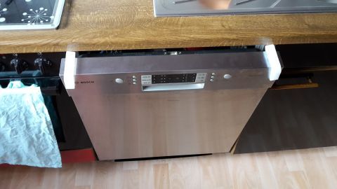 Eine Spülmaschine steht geöffnet in einer modernen Küche und lädt zum Einsatz ein, um unangenehme Gerüche zu verhindern.