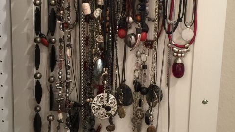 Hängender Modeschmuck ist ordentlich angeordnet, um Staubansammlungen zu vermeiden und einfach zugänglich zu sein.
