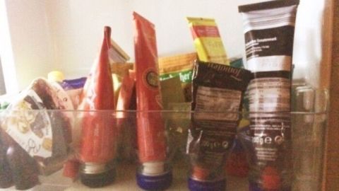 Röhren stehen im Kühlschrank-Seitenfach stabil und fallen nicht um, umgeben von verschiedenen Lebensmitteln und Saucen.