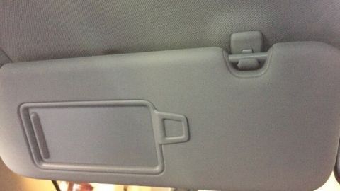 Mit diesem Trick wird die aus den Frontdüsen herauskommende warme Luft besser über die Scheibe geleitet und man verhindert ein schnelles Beschlagen der Frontscheibe im Auto. Ein Sonnenblenden-Objekt im Auto ist heruntergeklappt, um Blendeffekte zu vermeiden, während der Fahrer fährt.