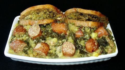 Winterzeit ist Grünkohlzeit: Rezept für herzhaften Grünkohl - Kartoffel- und Grünkohlstampf gefüllte Kasslertaschen.