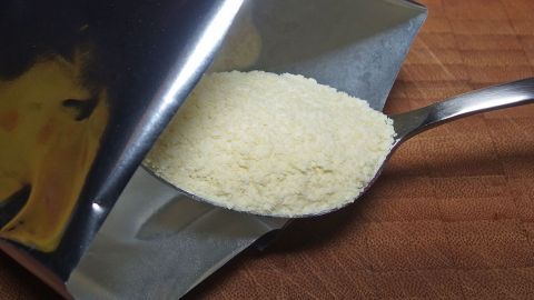 Schnitzel schmecken sehr lecker, wenn man sie mit Kartoffelpüreepulver paniert. Ein Löffel mit Kartoffelpüreepulver steht bereit, um in die Küche zum Kochen verwendet zu werden.