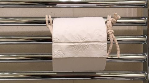 Toilettenpapier-Halter im kleinen Bad