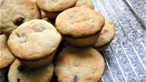 Saftige Muffins aus Quarkteig liegen auf einem Kuchengitter und warten darauf, serviert zu werden.