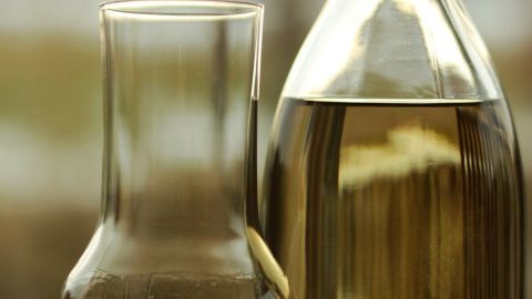 Immer wieder schmerzende Bläschen (Aphten) im Mund, an der Wangen-Innenseite oder vorne vor den unteren Schneidezähnen? Mithilfe von Schnaps schmerzfrei werden.