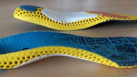 Laufsohlen liegen auf einem Tisch, bereit für den Einsatz in Laufschuhen, um den Tragekomfort zu verbessern.