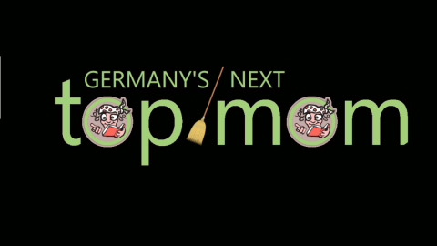 Im Bild ist das Logo von "Germany's Next Topmom" zu sehen. Es präsentiert den Titel kreativ auf schwarzem Hintergrund.
