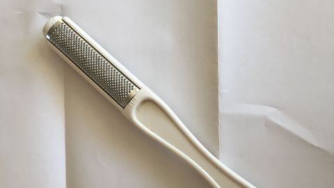 Ein Fusselroller liegt auf einem weißen Untergrund. Er kann zum schonenden Entfernen von Pilling an Wollkleidung verwendet werden.