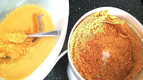 Zitronen- und Orangenpulver werden in einer Schüssel und einer Küchenmaschine zubereitet, um sie für Süßspeisen zu verwenden.
