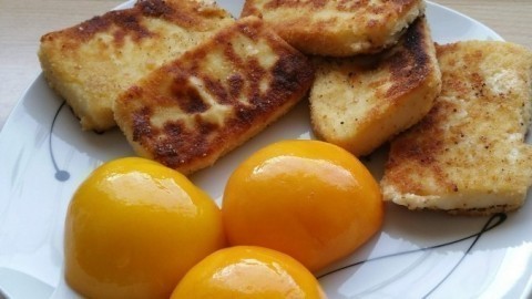 Leckere Grießschnitten mit Pfirsichen aus der Dose