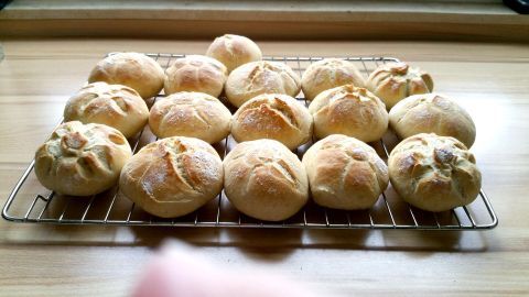 Helle Knusperbrötchen mit Brötchenstempel (Übernachtgare)