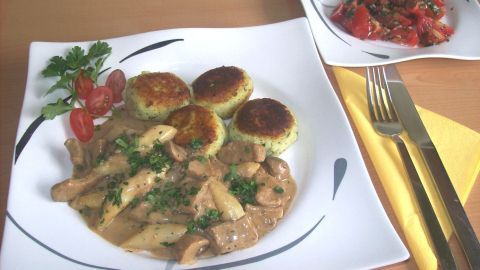 Ein schmackhaftes Kalbsragout auf einem eleganten Teller, kombiniert mit Bratknödeln und einem frischen Salat.