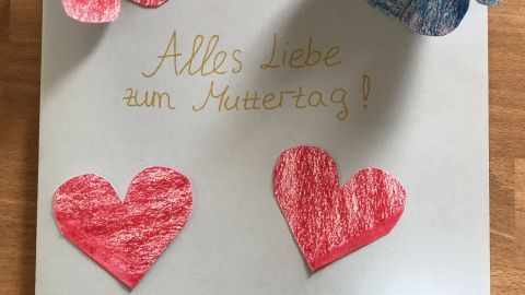 DIY Karte zum Muttertag mit Papierblumen und Herzen