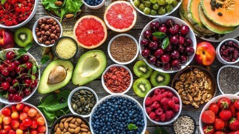 Um sich gesund und ausgewogen zu ernähren, muss man nicht auf teure Superfoods zurückgreifen - heimisches Obst und Gemüse ist genauso gut!