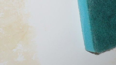 Seit ich ätherische Öle ins Badewasser gebe, verbinden sich diese mit dem Kalk. Damit kann man den Kalk einfach mit Seife wegwischen.