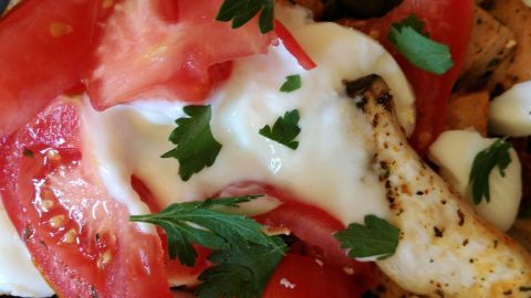 Tomatensalat mit Kräuterseitlingen und vegetarischem Fleischkäse