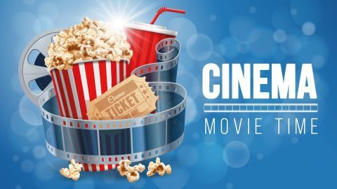 Ein Popcornbehälter und ein Getränk stehen vor einem Filmstreifen, umgeben von einem blauen Hintergrund mit "CINEMA MOVIE TIME".