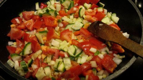 Pikanter Reissalat mit Schafskäse und Thunfisch