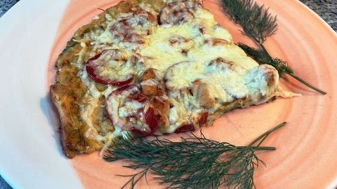 Hähnchen-Pizza vom Blech mit Zucchini-Boden