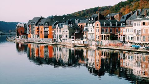 Nachhaltig reisen: Hier findest du drei tolle Alternativen, um umweltfreundlich und günstig zum Ziel zu gelangen. Bild: Belgien