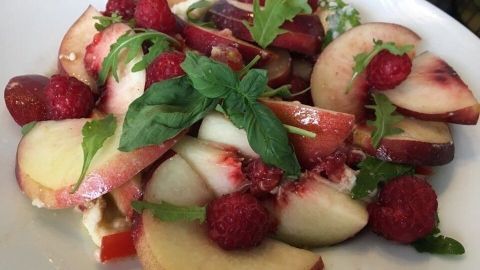 Nektarinen-Tomatensalat mit Himbeeren und Mozzarella