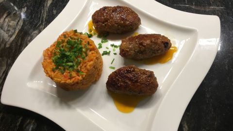 Urlaubsstimmung nach Hause bringen: Mit diesem leckeren Rezept aus dem Balkan: Cevapcici mit Djuvec Reis