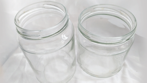 Zwei transparente Schraubgläschen stehen auf einem weißen Hintergrund, bereit zum umweltfreundlichen Ersetzen von Plastikverpackungen.