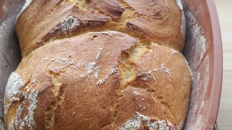 Leckeres Zwillings-Brot mit Schmand im Römertopf