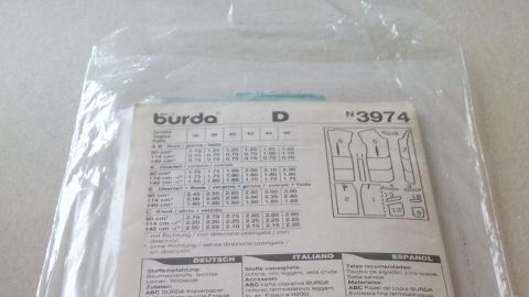 Ein Schnittmuster liegt in einer durchsichtigen Plastiktüte auf einem Tisch, bereit zur Aufbewahrung und Nutzung beim Nähen.