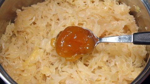 Sauerkraut schmeckt vielen Leuten zu sauer. Etwas Aprikosenmarmelade macht das Kraut milder. Ein Löffel Aprikosenmarmelade wird in eine Schüssel mit mildem Sauerkraut gegeben, um den Geschmack zu verfeinern.