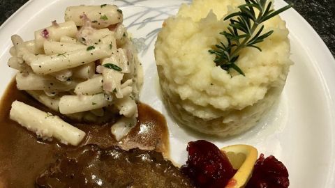 Elchbraten mit Selleriestampf und Schwarzwurzeln