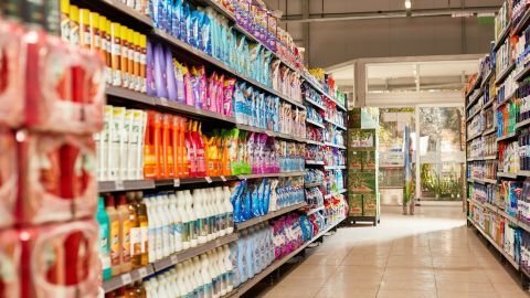 Regale Regale von Dusch- und Haarwaschmitteln in bunten Verpackungen stehen ordentlich in einem Supermarktregal.