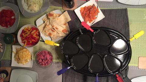 Wir kennen alle die typischen Zutaten wie Kartoffeln, Mais und Paprika. Aber auch Pizza-Raclette oder süße Köstlichkeiten lassen sich darin zubereiten.