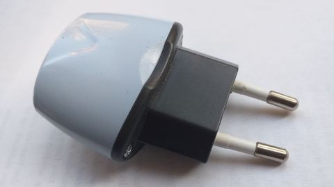 Ein Ultraschall-Sensor liegt auf einem weißen Untergrund und könnte zur Bekämpfung von Hausstaubmilben verwendet werden.
