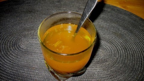Kurkuma-Ingwer-Tee mit Zitrone