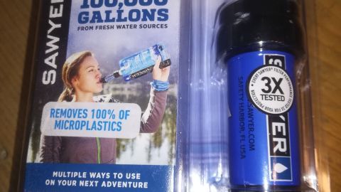 Ein Wasserfilter in Verpackung entfernt Schadstoffe und eignet sich für nachhaltige Trinkwasserlagerung im Survival-Kontext.